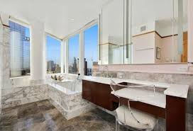 Badraum Mit Grossem Eckfenster Runde Saule Mit Dekorativer Funtion Wand Mit Braunen Simsen Schminktisch Mit Plastikstuhl Mit Polstersit Home Home Decor Decor