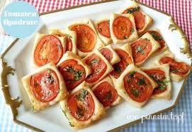 So Bekommt Euer Brunch Eine Mediterrane Note Die Blatterteig Tomaten Quadrate Lassen Sich Ganz Schnell Und Einfach Zuber Fingerfood Fingerfood Rezepte Rezepte