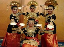 Salah satunya ialah properti yang digunakan di dalamnya. Tari Lilin Berasal Dari Sumatera
