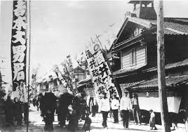明治時代の松山市一番町から大街道の入口辺りのにぎわい 右手は芝居小屋 新栄座 明治20年落成 いにしえ 松山 集落