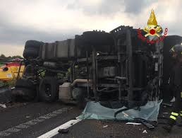 Due persone sono state stabilizzate dal personale sanitario una persona è morta e due sono rimaste ferite in uno scontro tra un'auto e un camion sul passante dell'autostrada a4 al km 401. Incidente Lungo L Autostrada A4 Mezzo Pesante Si Ribalta Tra Desenzano E Brescia Est Lunghe Code