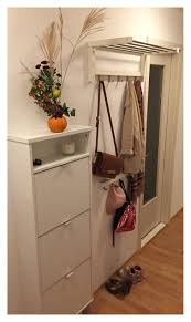 Kleiner Flur Wenig Moglichkeiten Garderobe Und Schuhschrank In Weiss Saisonale Dekoration Und Kerze Me Kleine Flure Garderobe Kleiner Flur Kleine Garderobe