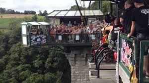 Les responsables du viaduc de la souleuvre (calvados) ont identifié les causes de la rupture de l'élastique lors d'un saut dimanche 25 août 2019. Les Sauts Delires Au Viaduc De La Souleuvre Youtube