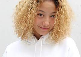 The curls will make your fringe look thicker and fuller, and give you a more youthful appearance. Spiral Perm That Takes Even Bleached Hair Kaho Spiral Perm Daikanyama S Hair Salon Delivers High Quality Treatments And A Solid Finish