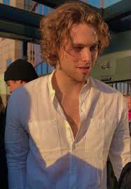 You should stan him too. Thread By Adoreyouxluke Luke Hemmings As Ross Lynch A Thread
