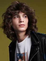 Die guten alten lockenwickler, die das haar besonders schonend und dauerhaft in locken legen. So Pflegen Manner Ihre Naturlichen Locken