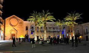 Manfredonia – La centralissima Piazza del Popolo di sera