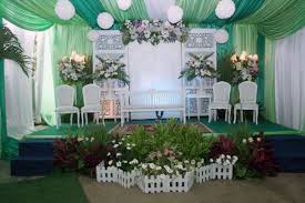Seperti video yang diunggah oleh akun tik tok at langgeng wedding di mana vendor dekorasi berhasil mengubah gang sempit bak gedung mewah. 15 Model Pelaminan Untuk Pesta Pernikahan Di Halaman Rumah Minimalis Namun Berasa Sakralnya