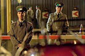 Wenig später versammeln sich die ersten ostberliner vor dem grenzübergang 'bornholmer straße' und es beginnen dramatische stunden. Bornholmer Strasse Tv Movie 2014 Imdb
