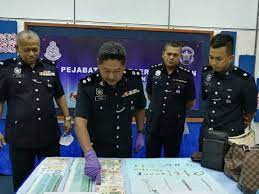Pejabat daerah dan tanah dungun. Tak Sempat Berjoli Hasil Rompakan