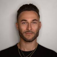 Sarah Gondek's Instagram, Twitter & Facebook