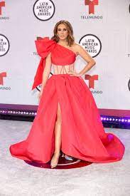 Actriz mexicana fue la responsable de conducir la gala de los latin american music awards y tuvo varios cambios de vestidos. H7nrqiqrdpfrtm