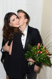 Na instagramie celebrytka opublikowała zabawne nagranie ze szpitala, gdzie tańczy w rytm piosenki bad michaela jacksona z noworodkiem. Klaudia Halejcio Ma Nowego Chlopaka To Przystojny Fotograf Alez On Na Nia Patrzy