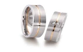 Alliance mariage or rose éthique isandre en forme de ruban plat, brossé avec rainures dans la alliance de mariage très fine pour femme aux doigts délicats, en or rose 18 carats 750/1000, 1.5 mm. Alliance Mariage 27 Bagues Originales Pour Femme