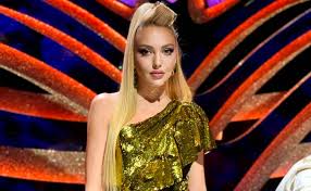 Слушать песни и музыку оля полякова онлайн. Maska Olya Polyakova Poyavilas Na Semkah Shou V Halate I S Polotencem Na Golove Tv Ua