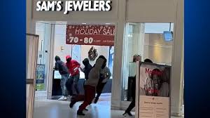 UPDATE: Smash-and-Grab Thieves Target Hayward Mall; Lululemon Store Robbed  in San Jose's Santana Row – CBS San Francisco