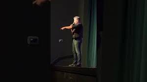 Tre sings Conway's Hello Darlig