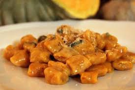 Essi, infatti, si sposano perfettamente con tanti tipi di sughi, sia a base di carne o di pesce, sia a base di verdure. Gnocchi Con Formaggio Spalmabile Ed Erba Cipollina Ricetteperdipeso