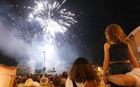 Répondant à toutes les normes de conformité, nos feux d'artifice d'extérieur vous assureront un spectacle unique, et ce en toute sécurité. Feux D Artifice Dans Les Landes Ou Et Quand Les Observer