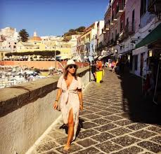 Camila raznovich nasce a milano il 13 ottobre 1974 da padre argentino di origine russa (di dal 1995 al 2000 frequenta alcune tra le più prestigiose scuole di recitazione all'estero come la hb. Camila Raznovich S Feet Wikifeet