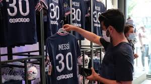 Leo no ha dudado en sacar una pelota y ponerse a jugar con los pequeños, quiénes ya lucían la camiseta del nuevo equipo de su padre. Aoinylbnfpokfm
