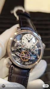 瑞士製錶師眾多，品牌也超過400多個，然而，有趣的靈魂是萬里挑一的。, MB&F，全稱Maximilian Busser &  Friends，是Maximilian Busser創立，其理想是每年集才華洋溢的鐘錶匠、藝術家和專業人士共同設計打造先進、原創的鐘錶。,  由於Max本身很喜歡機器人，所以他和很多製表師都喜歡將這種元素加到手錶裡，使手錶不再千篇一律，成為了富有靈魂的作品。比如HM5這個型號...