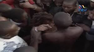 Imevuja apigwa mtungo kisa mume wa mtu, imevuja video ya ngono ya mwanachuo apigwa mtungo hii hapa ni zaidi ya aibu, video chafu ya mwanachuo akipigwa mtungo, afumaniwa na mke wa mtu, wanaume 3 na mke wa mtu clip inasambaa sana. Mwanaume Na Mwanamke Wakwama Wakila Uroda Bungoma Youtube