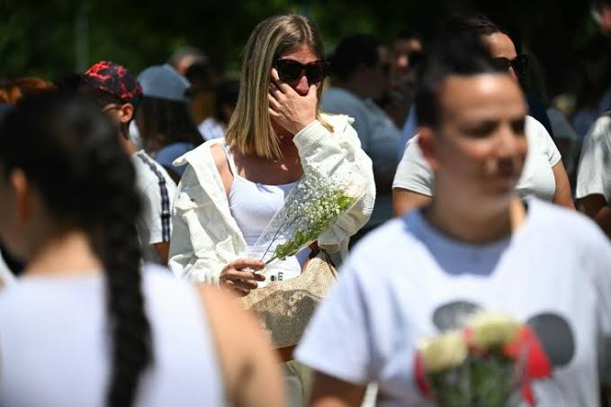 Des milliers de personnes rendent hommage à Lyhanna lors d'une marche blanche à Fleurance | TV5MONDE - Informations