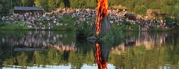 Juni und am freitagabend zuvor ist midsommerafton. Sankthansfeiring Maihaugen