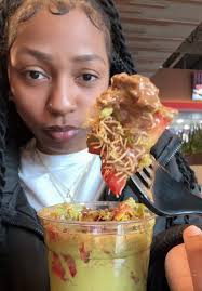 Famous Dubai chocolate cup😍😍 from Melt n dip fishers IN:!! tasted  realllyyy good i rate it a 8.9 outta 10 💕💕 #foryoupage #fypシ  #dubaichocolate #dubiastrawberrycup #foodie #foodreview #funnyreview