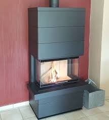 Der Design Kamin Cara C03 Mit Einer Hochschiebbaren Tur Von Der Firma Romotop Eine Tolle Alternative Zur Gemauerten Kaminanlage Kamin Design Kaminofen