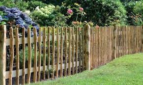 Naturzaune Aus Kastanienholz Dekorativ Und Dauerhaft Natural Fence Garden Layout Pallets Garden