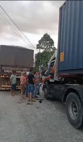 Notícias | Mulher fica presa entre às ferragens de carreta após violenta  colisão com traseira de caminhão na Bola da Suframa, Zona Sul de Manaus.  VEJA VÍDEOS | Portal do Zacarias -