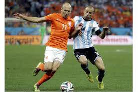 Javier mascherano houdt arjen robben met een uiterste krachtsinspanning van scoren af in de laatste minuut van de reguliere speeltijd. Liverpool Set Sights On Former Midfield Ace Mascherano Mykhel