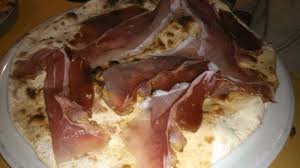 Distribuire sul fondo il prosciutto tagliato a pezzettini, il formaggio a quadretti e la pancetta. Focaccia Al Prosciutto Crudo Picture Of Il Peperoncino Dispettoso Rome Tripadvisor