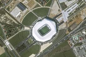 Bu bölge eskiden fransız krallarının ve prenslerinin avlanmak için kullandığı büyükçe bir park olduğundan bu isimle anılıyor. L Industrie C Est Fou Les Stades De L Euro 2016 Vus Du Ciel