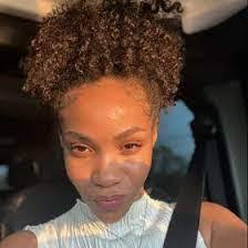 Shari Russell's Instagram, Twitter & Facebook