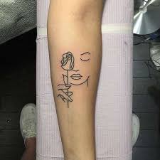 Un bravo tatuatore può disegnare fiori realistici aggiungendo anche dettagli come le sfumature tridimensionali dei rametti o magari un delizioso colibrì. Tatuaggi Femminili Braccio Foto Stylosophy