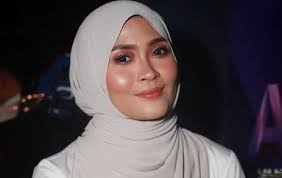 Penyanyi 'top top meletop' wanita & lelaki siti nordiana & khai baharbersatu dalam single duet terbaru,satukan rasatitle: Kenyataan Ini Dedah Status Sebenar Siti Nordiana Iluminasi