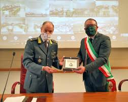 Guardia di finanza all'interno della scuola ispettori e sovrintendenti, ai fini di una loro iscrizione al citato corso di laurea in operatore giuridico d'impresa, profilo professionale in operatore giuridico dell'investigazione tributaria che in data 14 dicembre 2009 è stata stipulata una convenzione tra la scuola ispettori Scuola Ispettori E Sovrintendenti Della Guardia Di Finanza Il Sindaco Dell Aquila Incontra Gli Allievi Marescialli Del 92 Corso Radio L Aquila 1