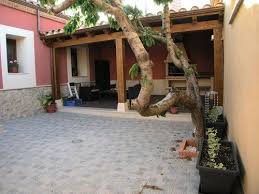 El encanto de las casas de pueblo, con patio y techos en madera y mamposteria de piedra. Turismo Rural En Iscar Casas Rurales Segovia