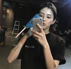 Làm thế nào mà khiến cả công ty phải nhún nhường và làm một biên tập viên 15 năm trong nghề phải khóc 20 phút thế. Han Su Hee Who Was Turned Out For Smoking And Tattoos Only Treats Girls Differently And Now They All Praise Her As Beautiful Minews