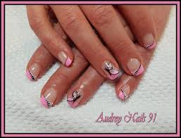 Le gel de construction quant à lui va le gel de finition, comme son nom l'indique finalisera votre manucure classique: Nail Art En Gel Uv De Couleur Rose Blanc Et Noir Motif Papillon Les Ongles D Audrey 91