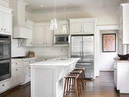 Black and white is a universally loved colour combination, and you can utilize it in almost any room in the home. Stunning White Kitchen Design With Creamy White Shaker Kitchen Marble Countertop And Sink I White Shaker Kitchen Classic White Kitchen Shaker Kitchen Cabinets