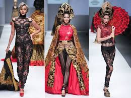 Anne avantie dikenal sebagai salah satu desainer indonesia yang membuat beragam rancangan kebaya nan anggun. Kuno Dalam Kini Anne Avantie Padukan Kebaya Modern Dan Celana Transparan