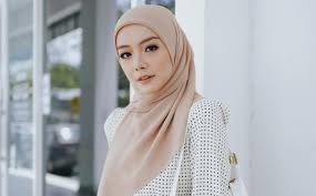 Mira filzah mengakui tidak menyintai fattah amin seperti yang di dakwa.malah beliau mengakui kurang rapat dengan pelakon. Mira Filzah Tercalon Antara Wanita Tercantik Di Dunia