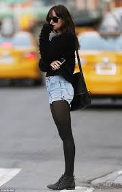 Dakota johnson es una actriz que, sin duda, a sus 27 años, sabe cómo destacar en las alfombras rojas de medio mundo, pero también sabe elegir sus outfits para el. Dakota Johnson S Street Style