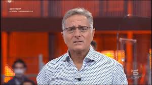 He just stares blankly at the camera and listen to all the bullshit people say, kisses laurentis. Paolo Bonolis Che Cosa Succedera A Settembre La Sua Confessione