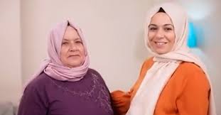 Gibi soruların yanıtları tüm izleyenler tarafından araştırılmaya başlandı. Zuhal Topal La Sofrada Gullu Gokdogan Ve Kaynanasi Fatma Kara Kimdir