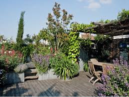 Le concept de terrasse origamique: Survoler Les Toits Parisiens Peut Reserver Des Surprises Realise Par Le Paysagiste Hugues Peuvergne L Amenagement De Ce Toit T Jardins Sur Les Toits Terrasse Rooftop Et Terrasse Jardin